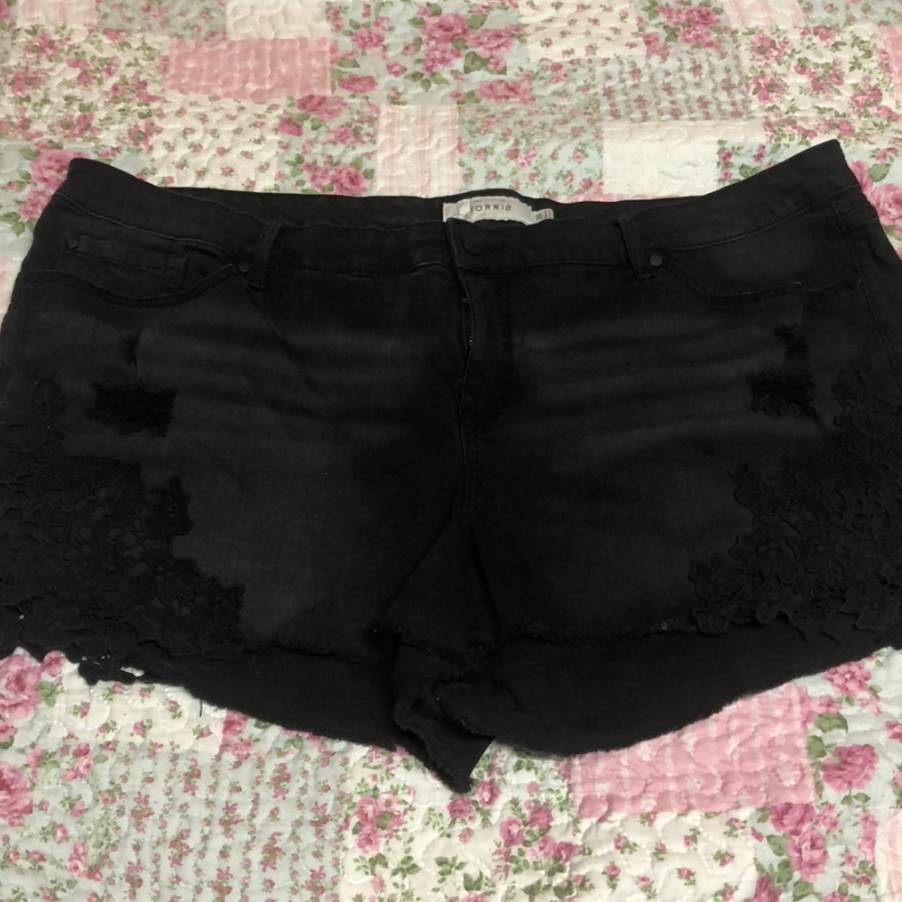 Shorts with lace